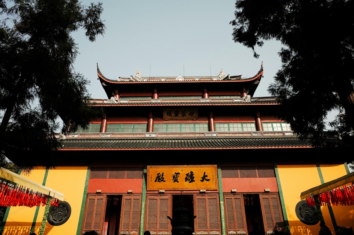 The Grand Hall at Lingyin Temple, within the Lingyin–Feilai Peak visit. Check the reservation workflow below before setting off.