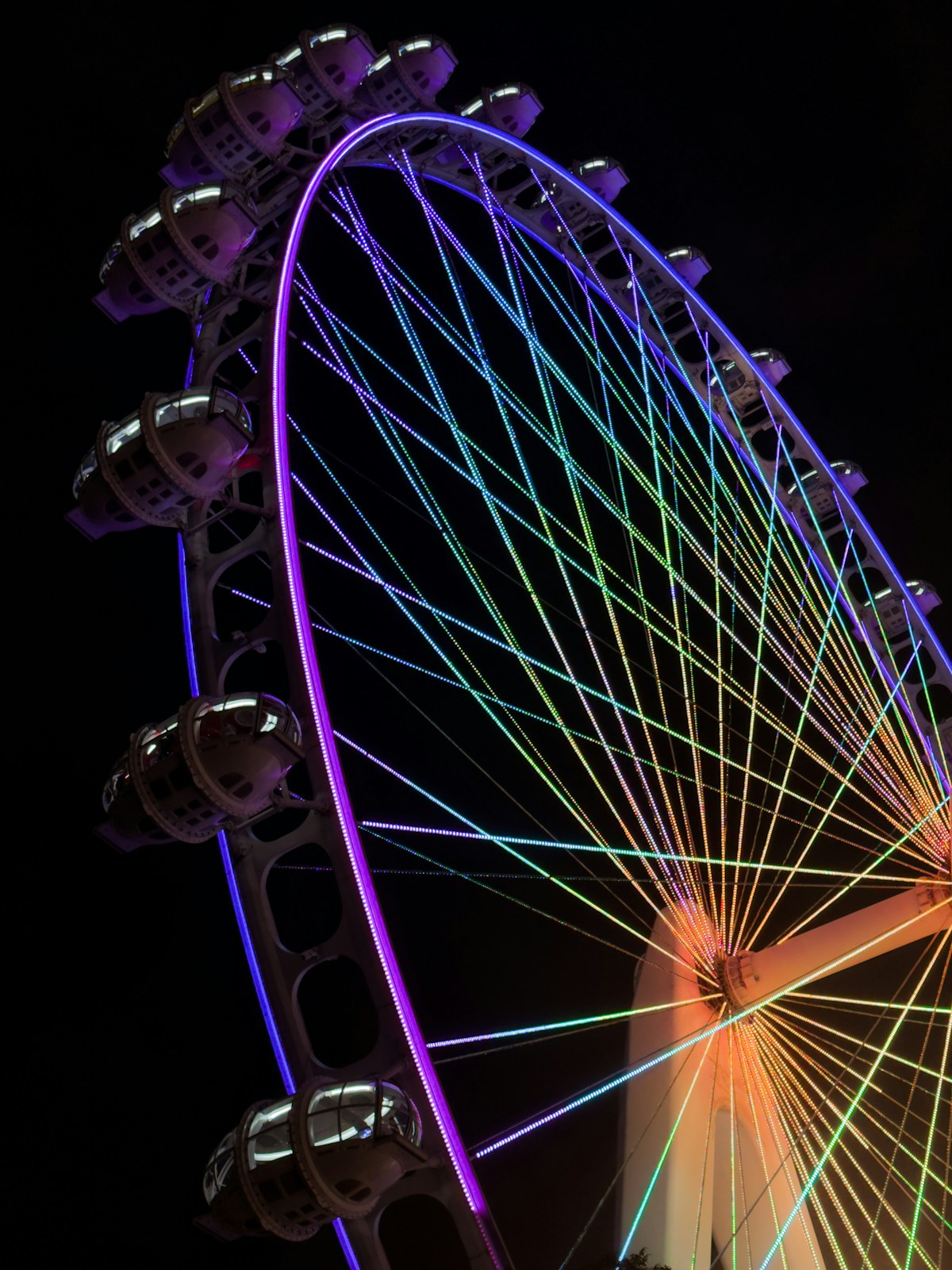 The illuminated Bay Glory Ferris wheel at Happy Harbor / 欢乐港湾. The public waterfront and the paid ride are different experiences.
